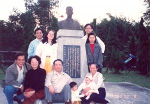 鄧雨賢長子與家人於鄧雨賢紀念銅像前合影