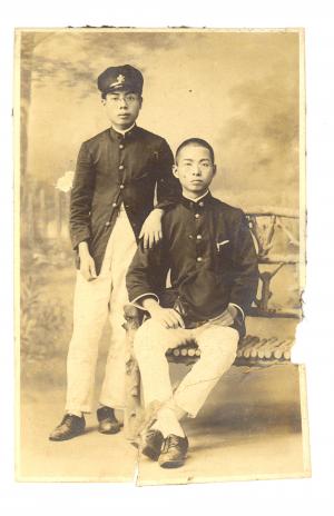 鄧雨賢(右)學生時期與同班同學陳運旺先生合照